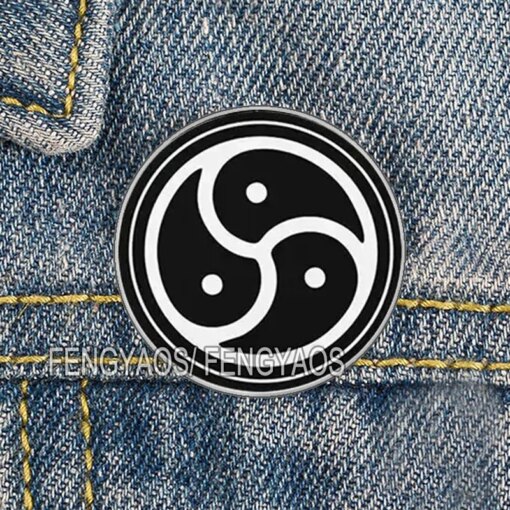 Broche Personalizado 50 Tons de Cinza Pin Bdsm Triskelion - Image 6